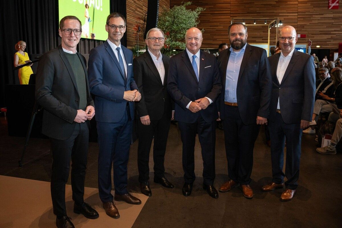 Messe-Aufsichtsratsvorsitzender Martin Dechant, LH Markus Wallner, WKV-Präsident Karlheinz Kopf, Bundeskanzler Christian Stocker, Bürgermeister Markus Fäßler und Messe-Geschäftsführer Nilly Nail. ⇒Alexandra Serra