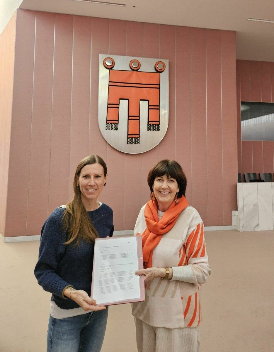 Miriam Capelli (l.) und Mechtild Bawart rühren in Sachen Geburtshilfe Dornbirn kräftig um.