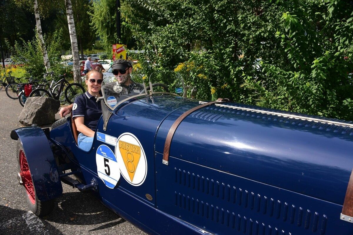 Mirjam und Mario in ihrem Oldtimer.⇒BP