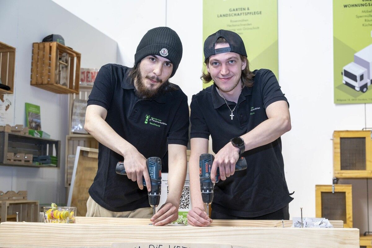 Mirkan und Angelo von den Dornbirner Jugendwerkstätten fordern die Besucher beim Geschwindigkeitsschrauben heraus.