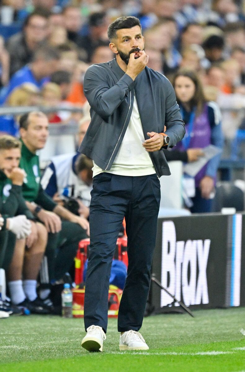 Miron Muslic und Schalke 04 steuern den Aufstieg in Bundesliga an. ⇒gepa