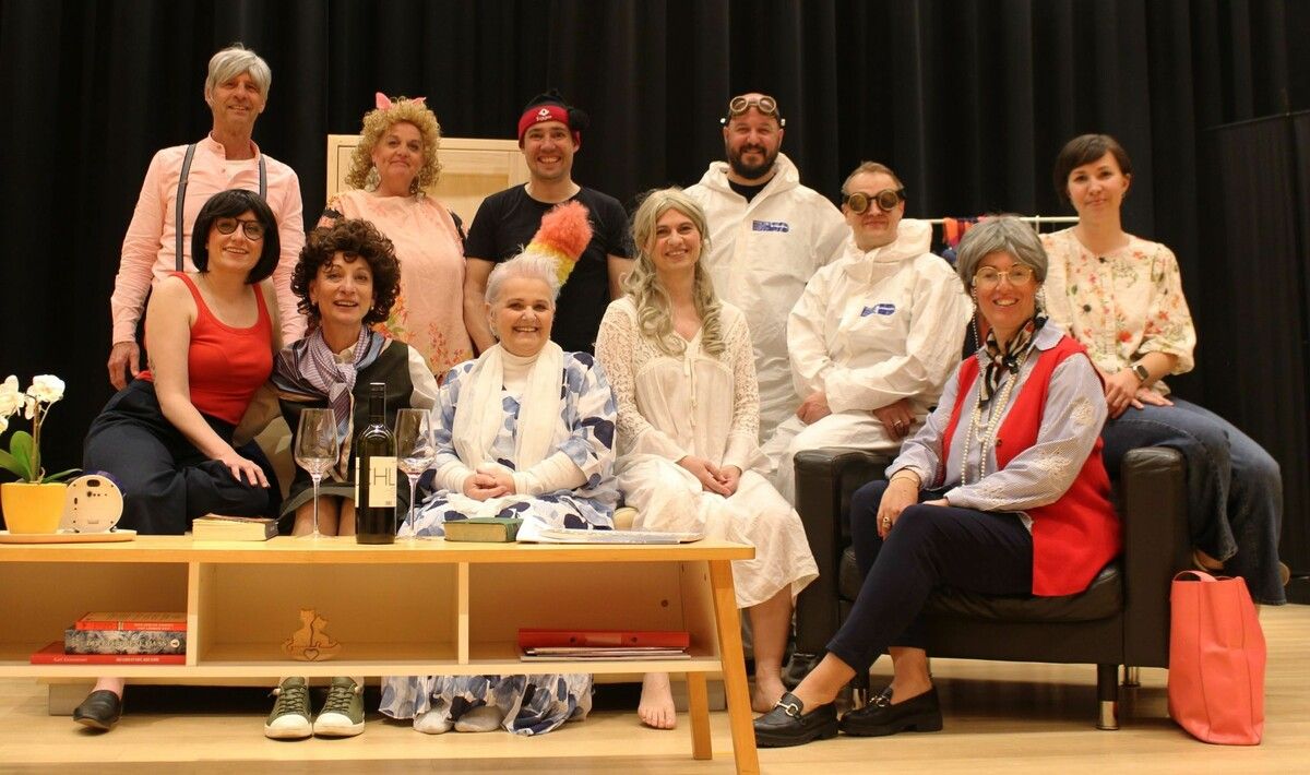 Mit der geisterhaften Komödie „Tote Frauen trinken nicht“ feiert das Dorf.Theater Mellau am 1. Mai, 20 Uhr, im Dorfsaal Premiere.