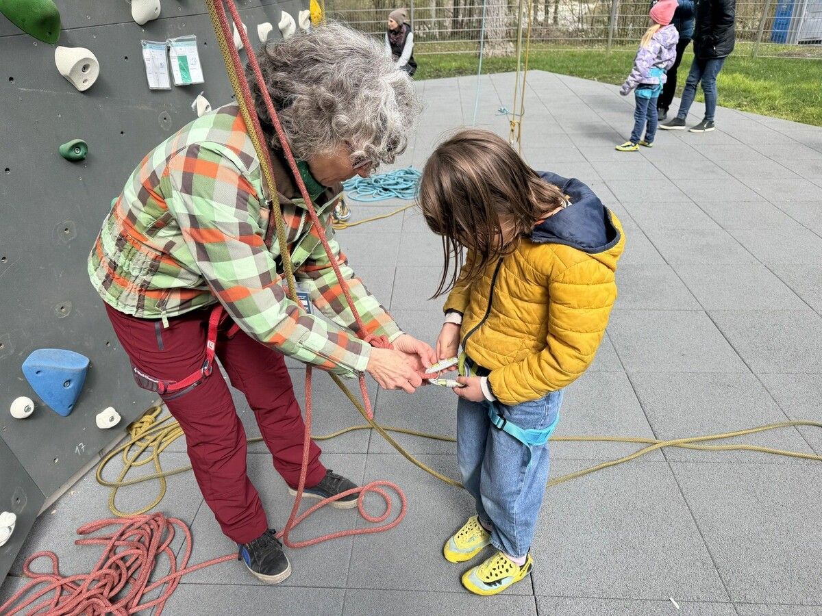 Mit Geduld und Anleitung: Vor dem ersten Aufstieg wird die Sicherung gemeinsam vorbereitet.⇒VOL.AT/Weber
