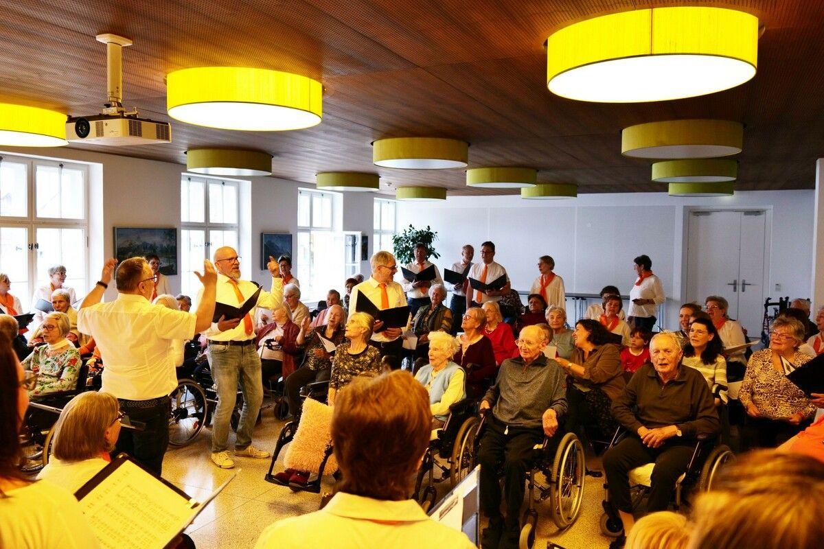 Mit Musik und Gedichten sorgte die ChorLust im Seniorenhaus für Freude und besondere Momente bei den Bewohner:innen.⇒ ChorLust Lustenau