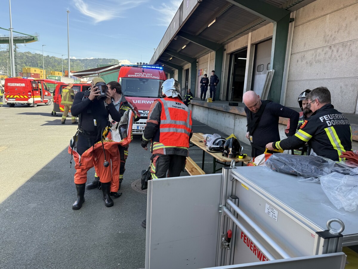 Mit Schutzanzügen und Atemschutz rückten die Einsatzkräfte aus. ⇒vol.at