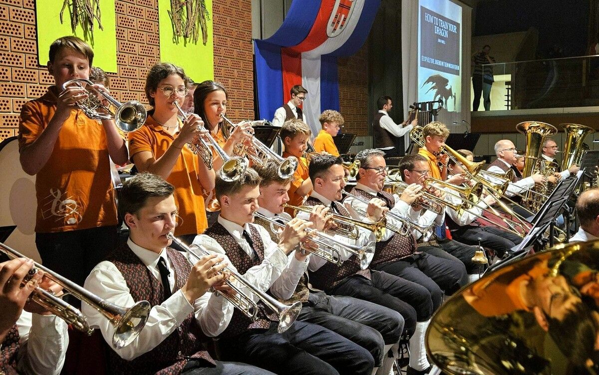 Mit Stolz präsentierte der Musikverein Lochau im Rahmen seines Frühlingskonzertes auch seinen erfolgreichen Nachwuchs beim gemeinsamen Auftritt von Jung und Alt beim Stück „How to train your Dragon“.⇒BMS (3)