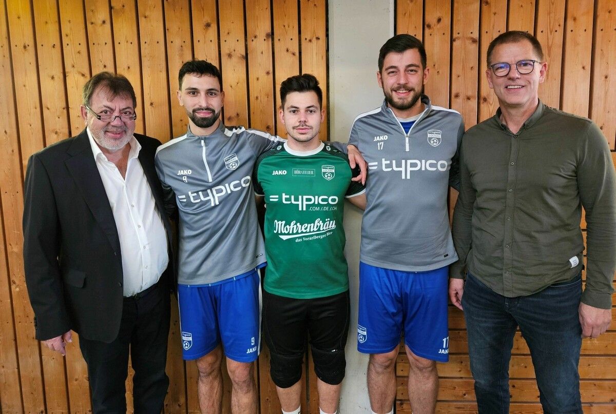 Mit viel Elan und großer Motivation geht der SV typico Lochau in die Frühjahrsmeisterschaft 2026: Vereinsobmann Egon Haag, Neuerwerbung Kristijan Dulabic, Tormann Sandro Eichhübl, Kapitän Fabio Feldkircher und der sportliche Leiter Markus Feldkircher. ⇒Manfred Schallert (2)