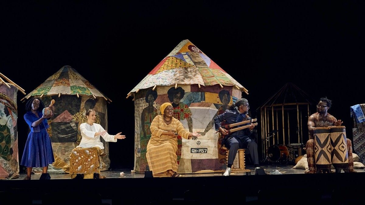 Mit „Wax Traders“ ist Eva Maria Bertschy und Kojack Kossakamvwe ein eindringlicher Theaterabend gelungen.⇒Anja Köhler