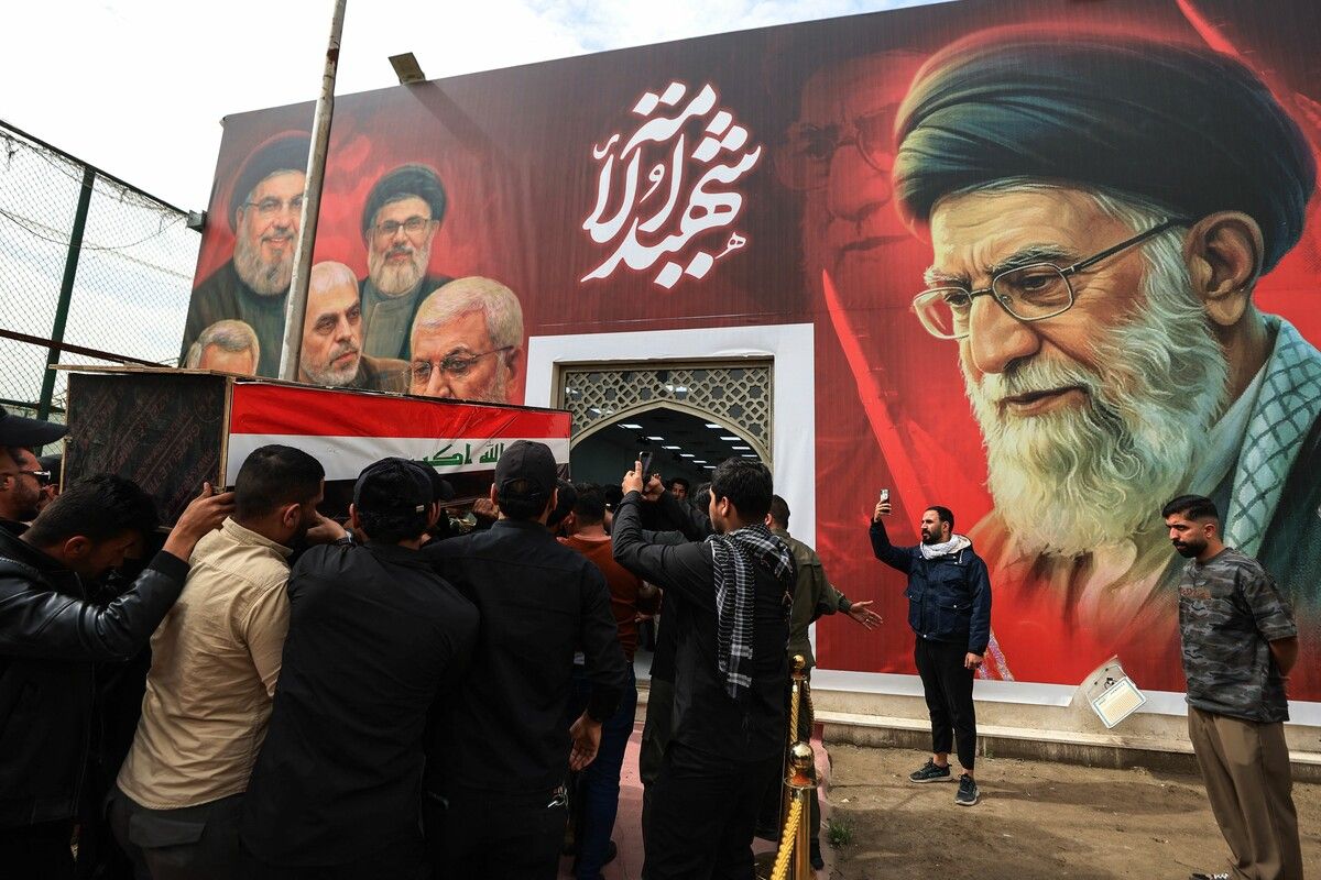 Mitglieder der irakischen Hashed al-Shaabi-Milizen tragen bei einer Trauerfeier in Bagdad den Sarg eines Kommandeurs des 53. Brigadekommandos, der bei einem Angriff in Mossul getötet wurde.