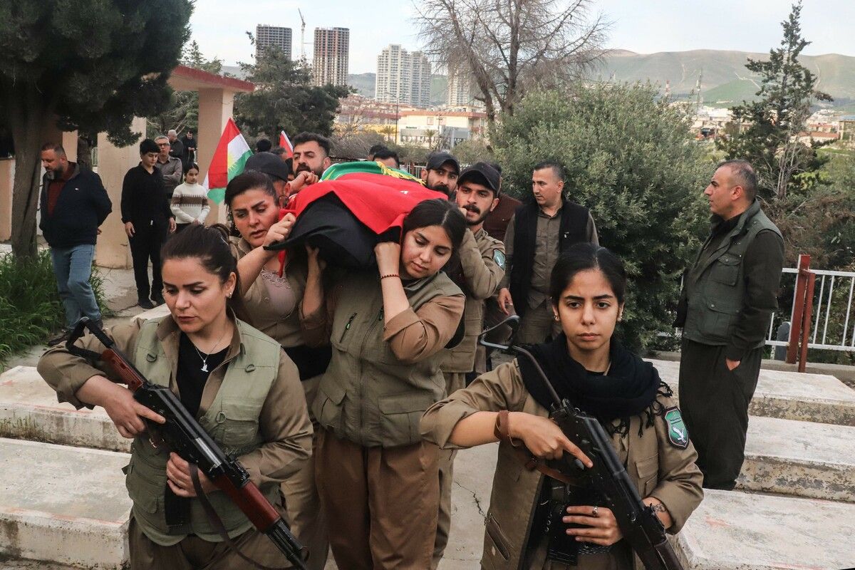 Mitglieder der kurdischen Oppositionspartei Komala tragen den Leichnam einer Peschmerga-Kämpferin nach einem Drohnenangriff in der autonomen Region Kurdistan im Nordirak.