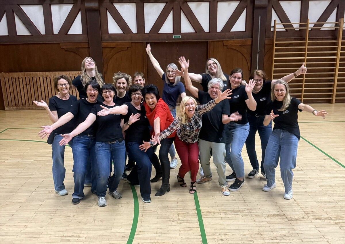 Mitglieder des Vereins „Fraua vo Ludesch“ mit den „Feuerbienen“. ⇒Hab