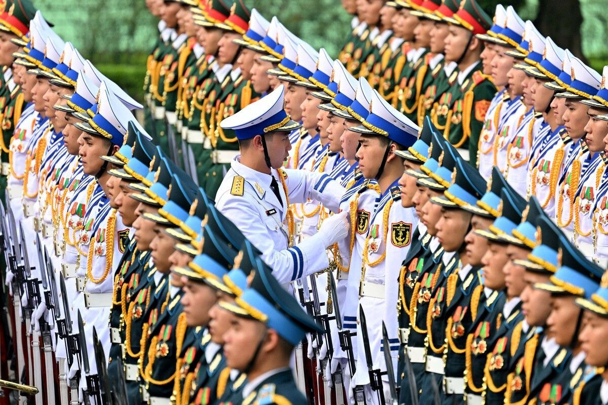 Mitglieder einer vietnamesischen Ehrengarde bereiten sich im Präsidentenpalast in Hanoi auf eine Begrüßungszeremonie für den südkoreanischen Präsidenten Lee Jae Myung vor.