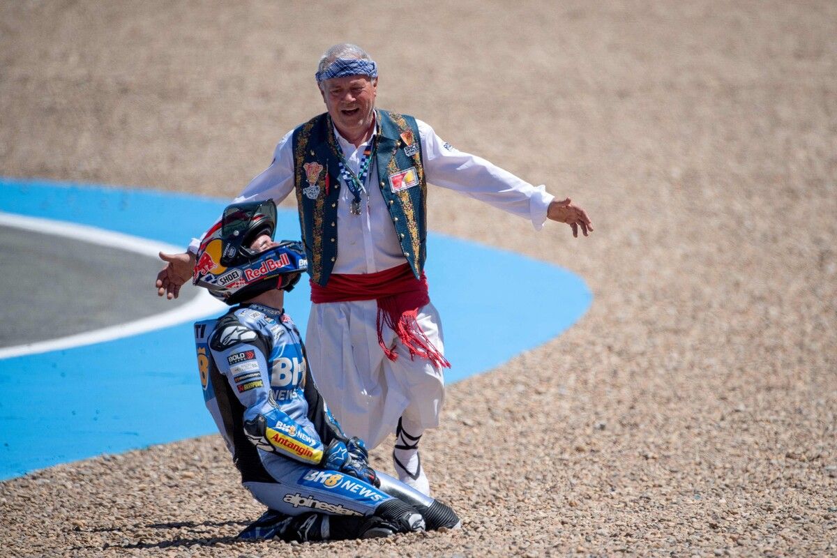 Moto-GP-Sieger Alex Marquez feiert seinen Triumph im Kies von Jerez.⇒apa