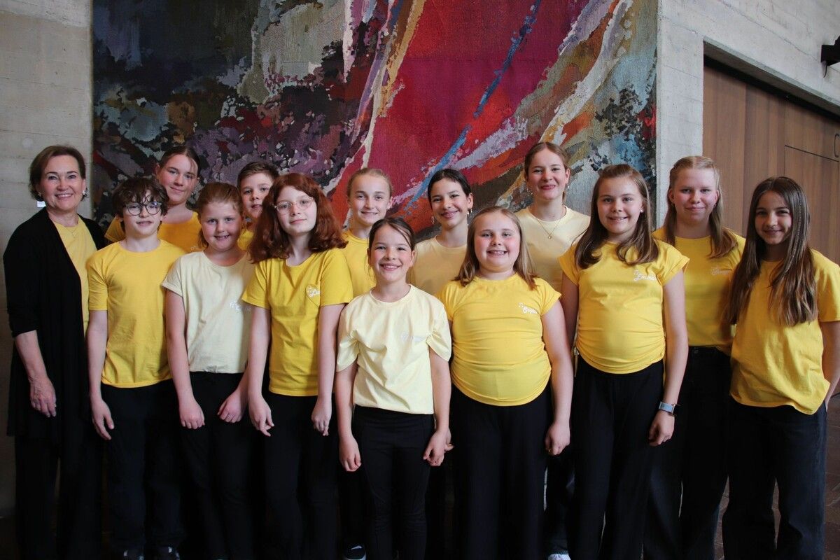 Nach dem Auftritt versammelten sich die 13 Chormitglieder gemeinsam mit Birgit Giselbrecht-Plankel zum Gruppenbild.⇒Natascha Moosbrugger (2)