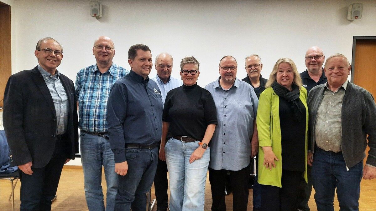 Neben den traditionellen Krippenkursen und der zweitägigen Ausstellung will der Vorstand - hier mit den Ehrengästen bei der Jahreshauptversammlung - auch die Förderung der Jugend fokussieren. ⇒Mst