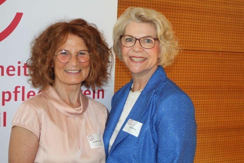 Neue Vizeobfrau Annette Stemmer und Vorstandskollegin Elfi Allgäuer (r.).
