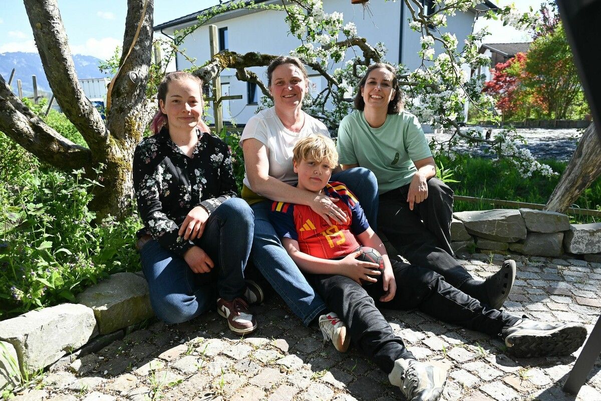 Nicole Meusburger, Monika Simma mit Leo und Sabine Simon freuen sich auf das erste Sommercamp vom OGV. ⇒Bernadette von Sontagh (3)