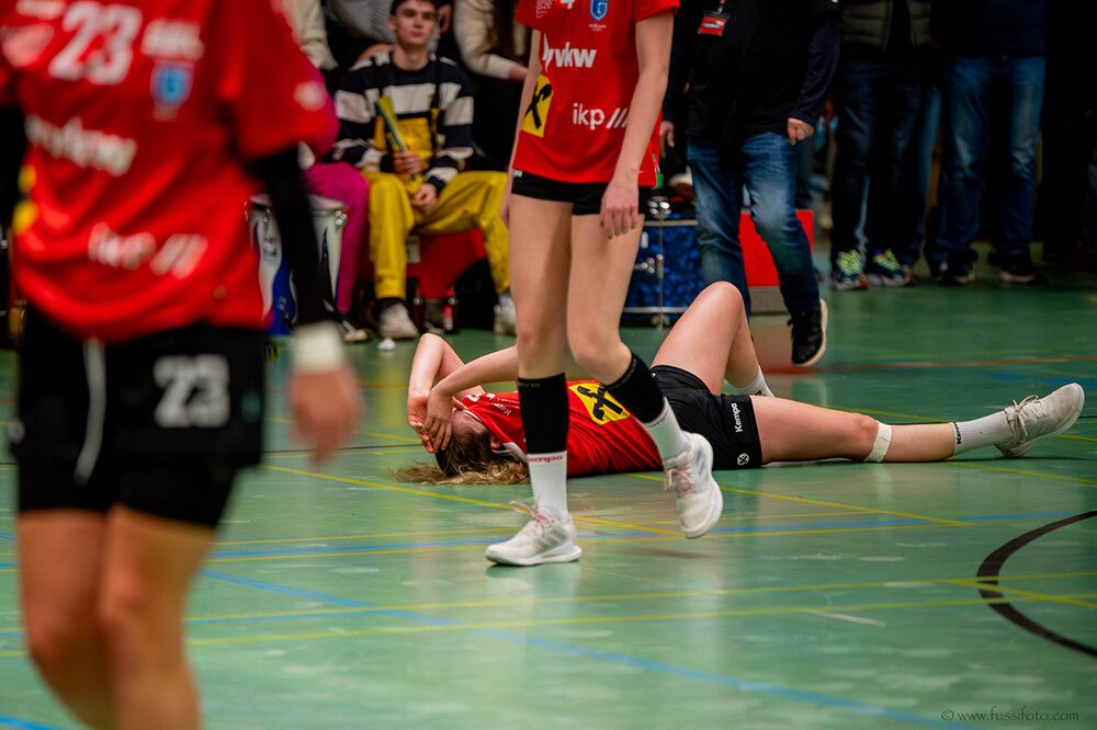 Niedergeschlagenheit und Enttäuschung nach dem Abpfiff.⇒Verein