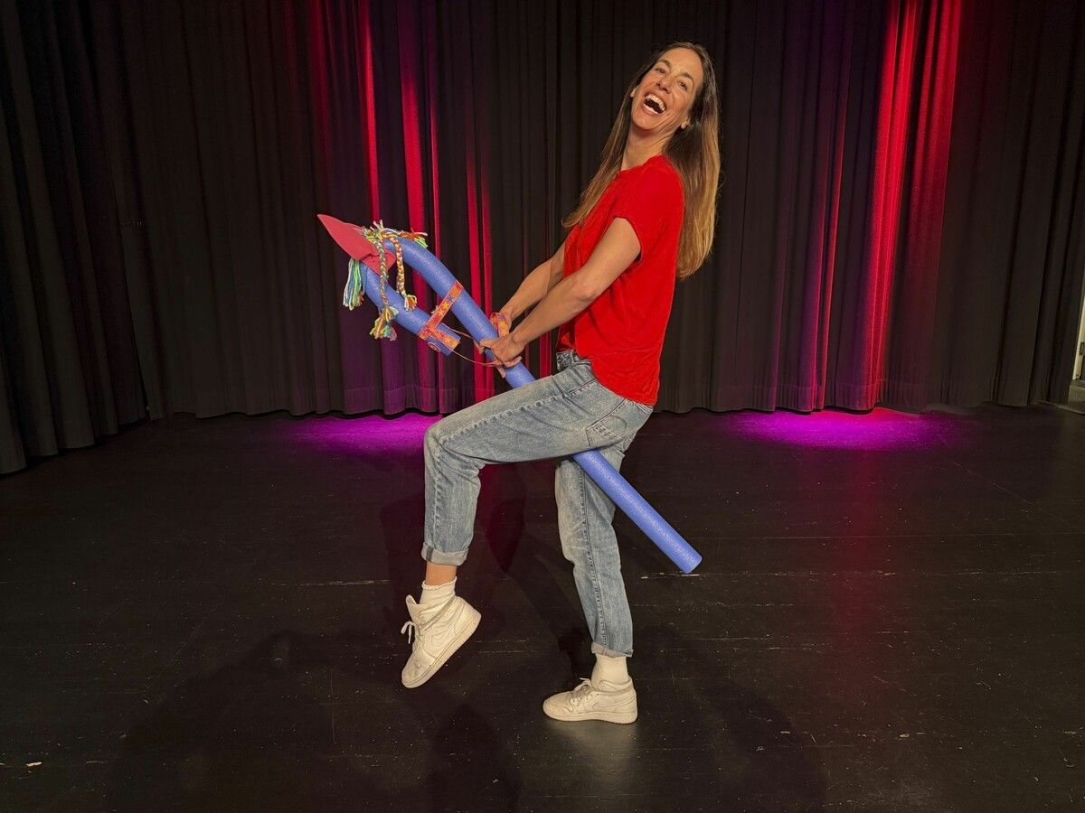 Nina Hartmann, hier assistiert von Blury, sorgte für einen humorvollen Abend. ⇒Franc