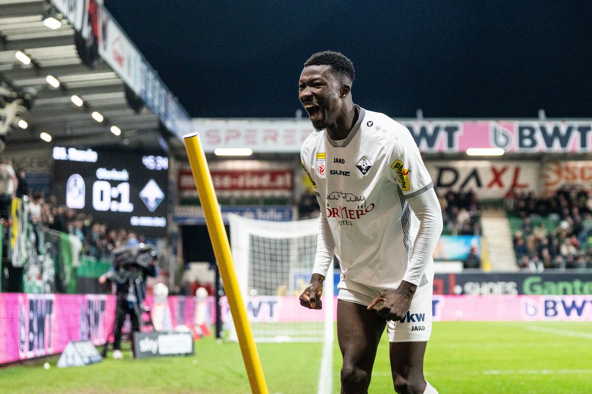 Nur Sekunden nach dem zweiten Altacher Treffer jubelte Ousmane Diawara noch. Wenig später sah er „Rot“.⇒gepa