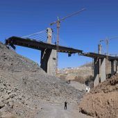 USA bombardieren Brücken und drohen weiter