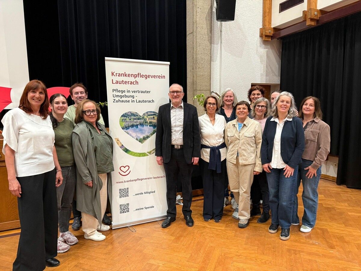 Obmann Erwin Rinderer (Mitte) dem Team des Krankenpflegevereins Lauterach.⇒afp (3)