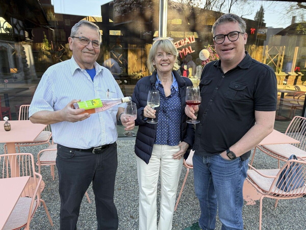 Ortwin Peter, Ulrike Fenkart und Dieter Heidegger luden zur Weinverkostung ins Café Rosa und Rot.⇒König