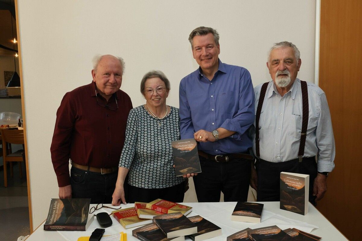 Oskar, Helga und Sohn Jürgen Piffer, Südtirolerverbands-Landesobmann Helmut Schenk.⇒Arno Meusburger