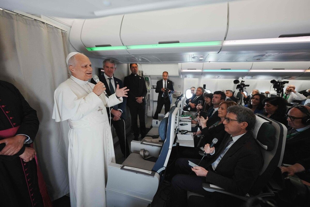 Papst Leo XIV. spricht an Bord des Fluges von Malabo nach Rom am Ende seines 11-tägigen Pastoralbesuchs in Afrika.