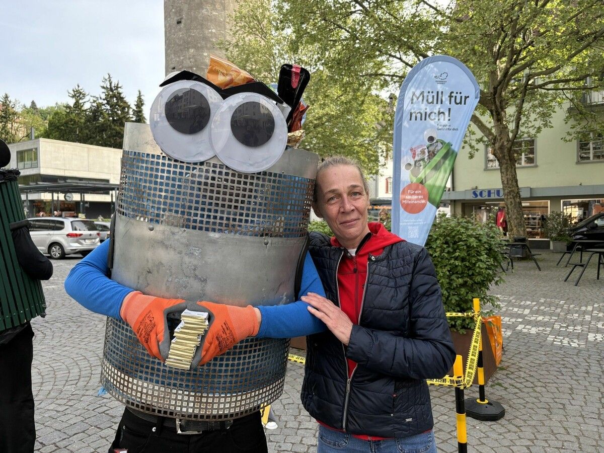 Passanten wie Daniela Mathis haben in Feldkirch Fragen zum Thema Littering von den „Trashbusters“ beantwortet bekommen.