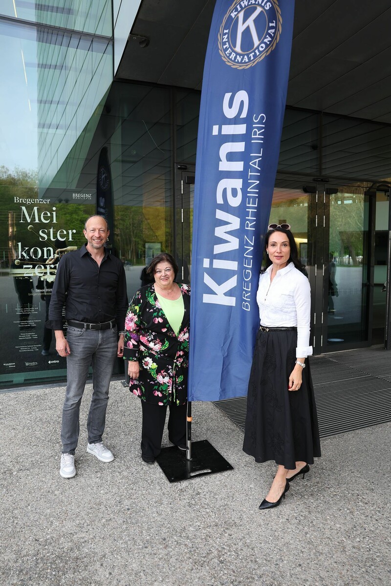 Peter Bayer mit Gattin Isabelle und Schwiegermutter Monika Stickler (Mitte). ⇒Noger