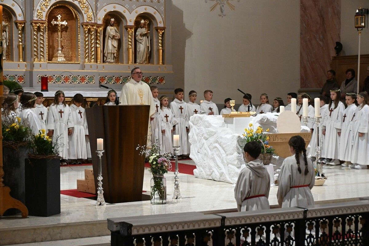 Pfarrer Anton mit 33 Erstkommunikanten. ⇒mso (4)