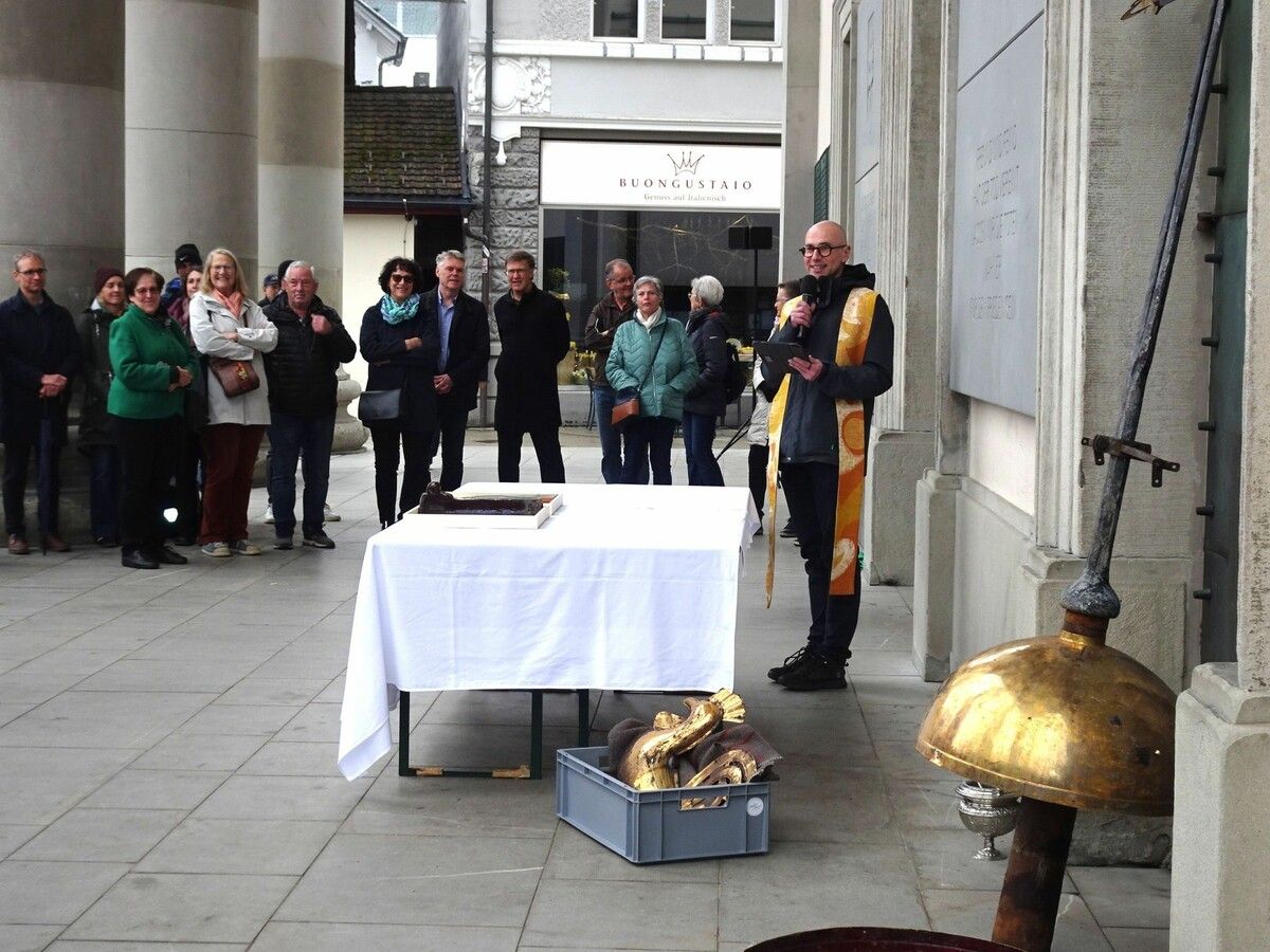 Pfarrer Dominik Toplek segnete die Gewerke und die Bauarbeiter beim Auftakt der zweiten Bauetappe für die St.-Martin-Kirchturmsanierung. ⇒cth (3)