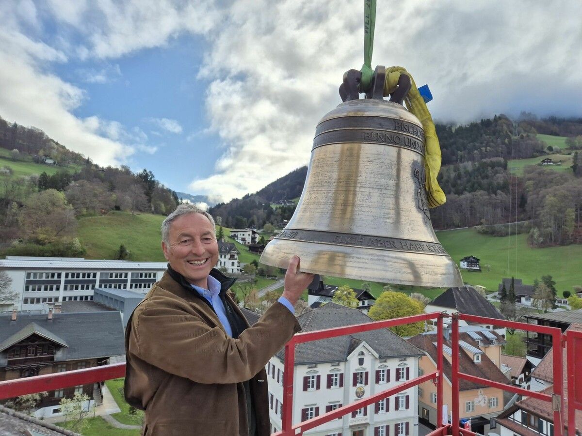 Pfarrkirchenrat Heinz Fleisch nahm die Glocken in Empfang.