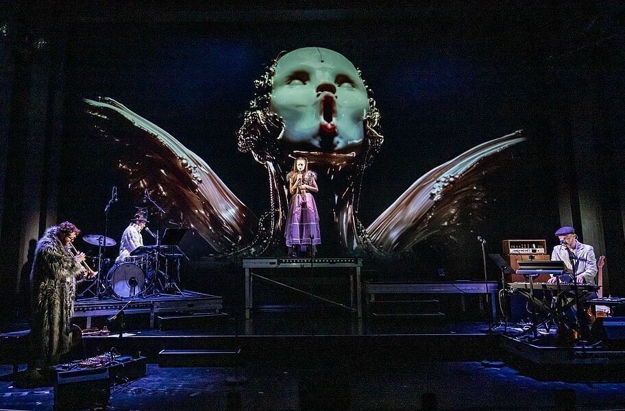 Rebecca Hammermüller verleiht Björks Songs Intensität, Ausdruckskraft und überraschende Nähe.⇒Daniel Furxer