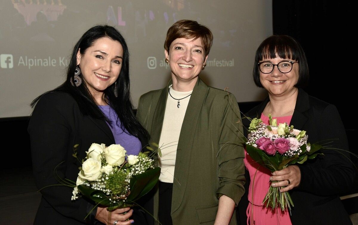 Rebekka Rinderer (Alpinale), Simona Marinier (Mobiler Hilfsdienst Rätikon) und Alpinale-Festivalintendantin Manuela Mylonas.