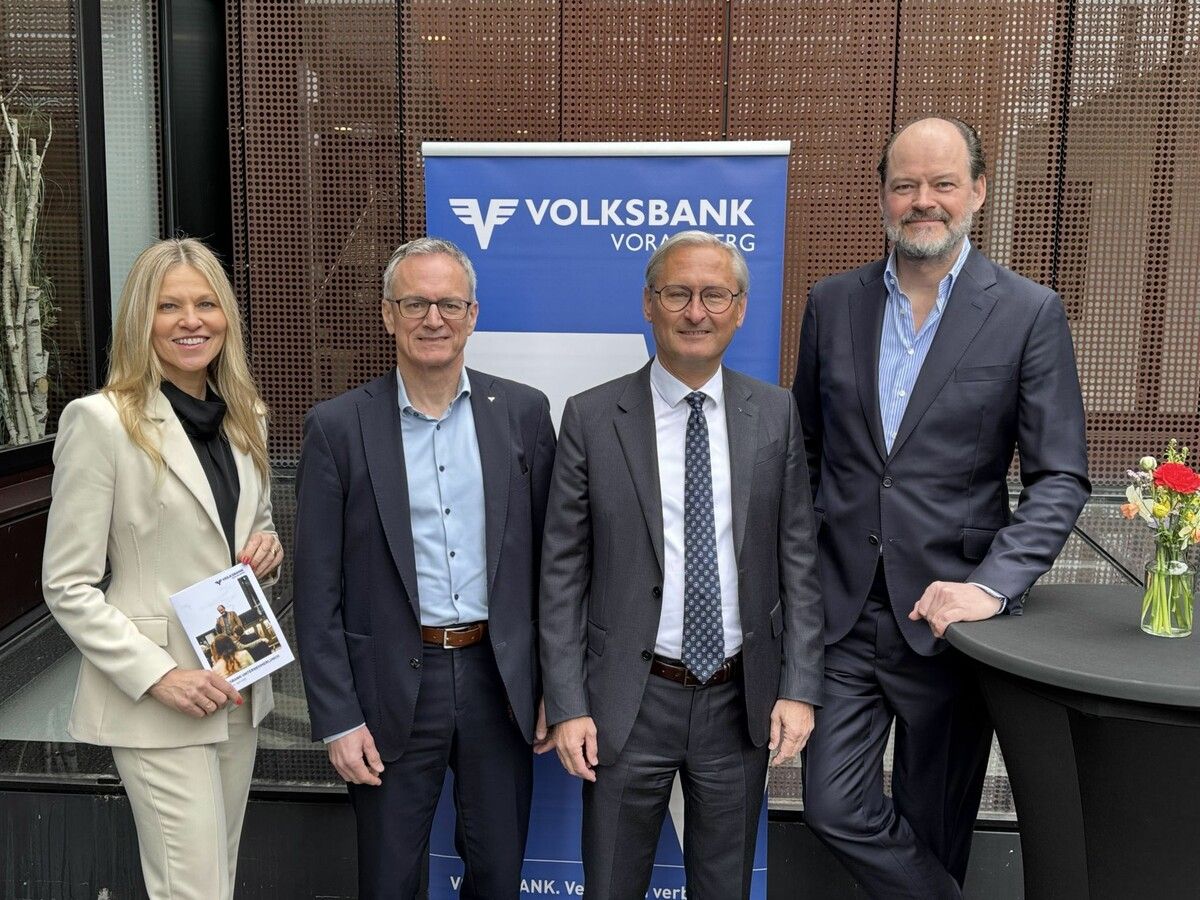 Referent Klaus-Dieter Koch (re.) mit dem Vorstandsvorsitzenden Gerhard Hamel, Vorstandsdirektor Helmut Winkler und Marketing-Leiterin Mirjam Pfundt-Kempkes beim Unternehmerlunch.⇒SIE