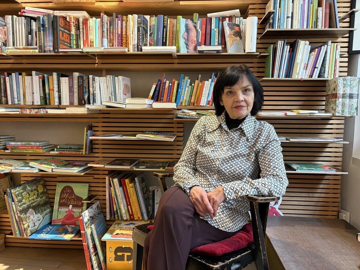 Regina Zink ist stolz auf die Bücherauswahl in ihrem Laden.⇒VOL.at