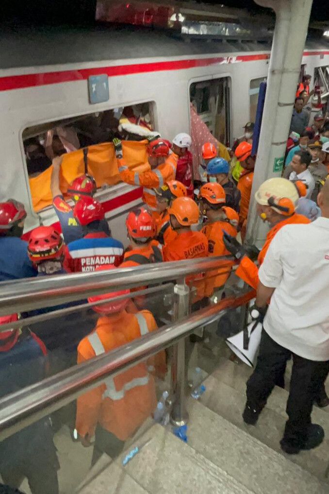 Rettungskräfte bergen eines der Todesopfer.⇒AFP