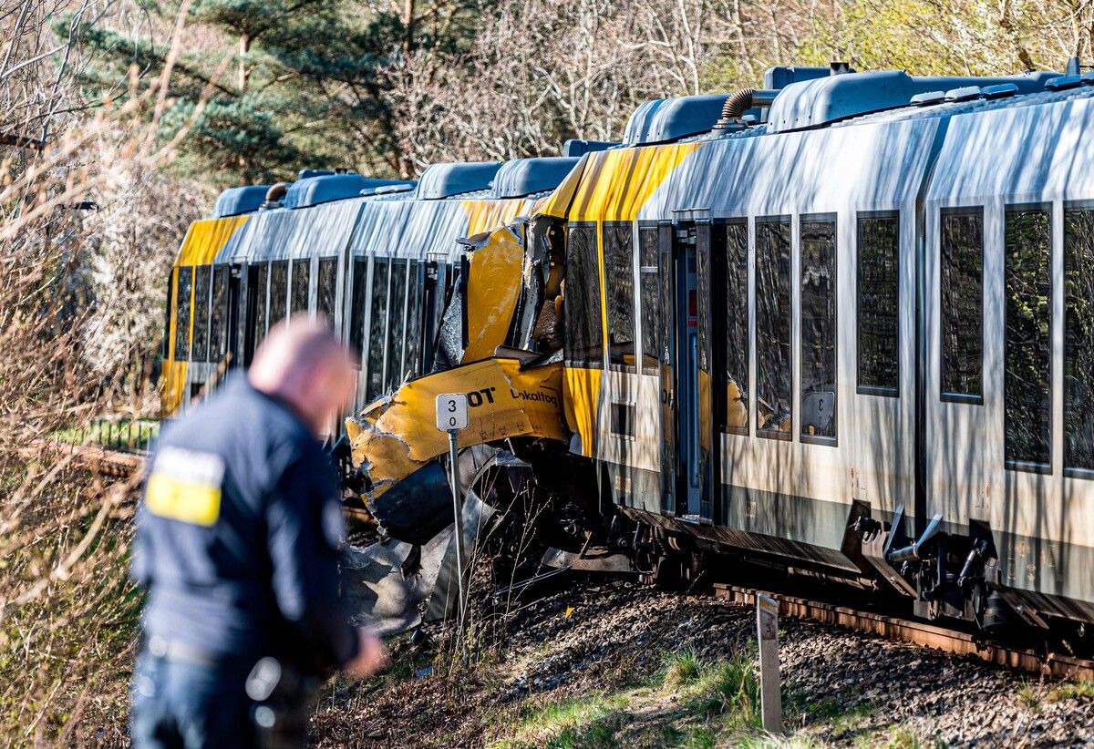 Rettungskräften zufolge seien die Züge mit relativ hoher Geschwindigkeit kollidiert.⇒AFP