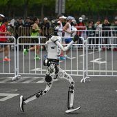 Roboter laufen Menschen bei ­Halbmarathon in Peking davon