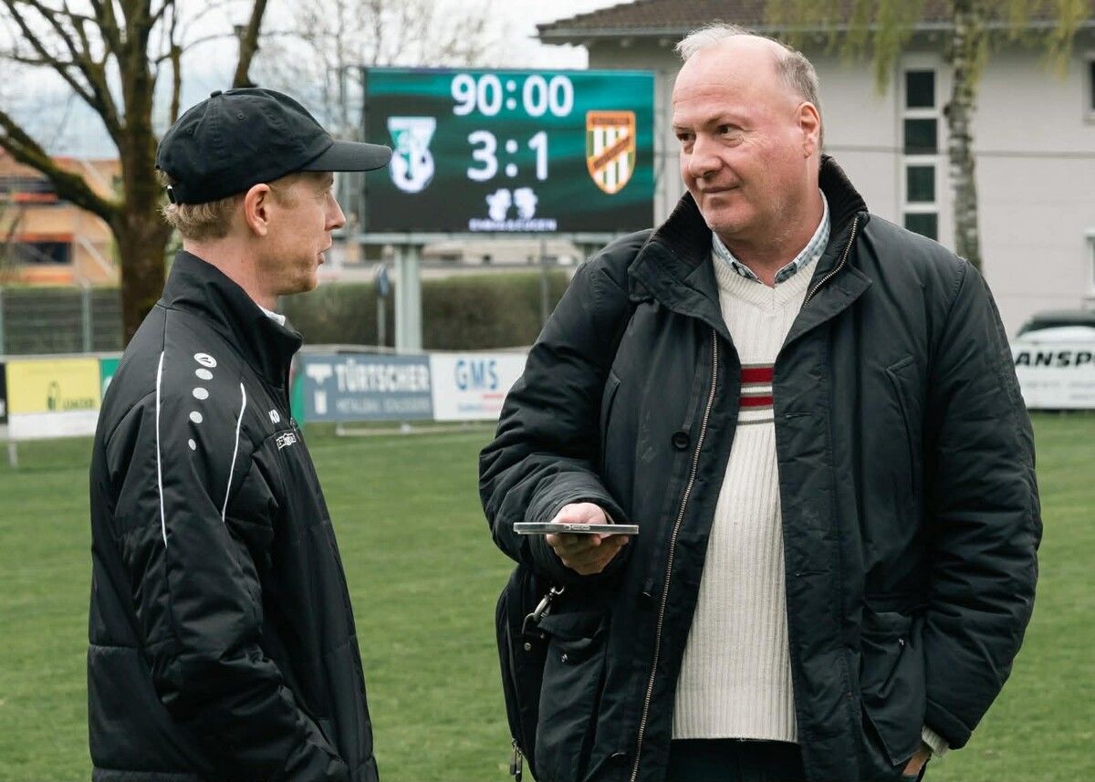 Roman Ellensohn (l.) bleibt Trainer vom Dornbirner SV.⇒ ROLF KARNER