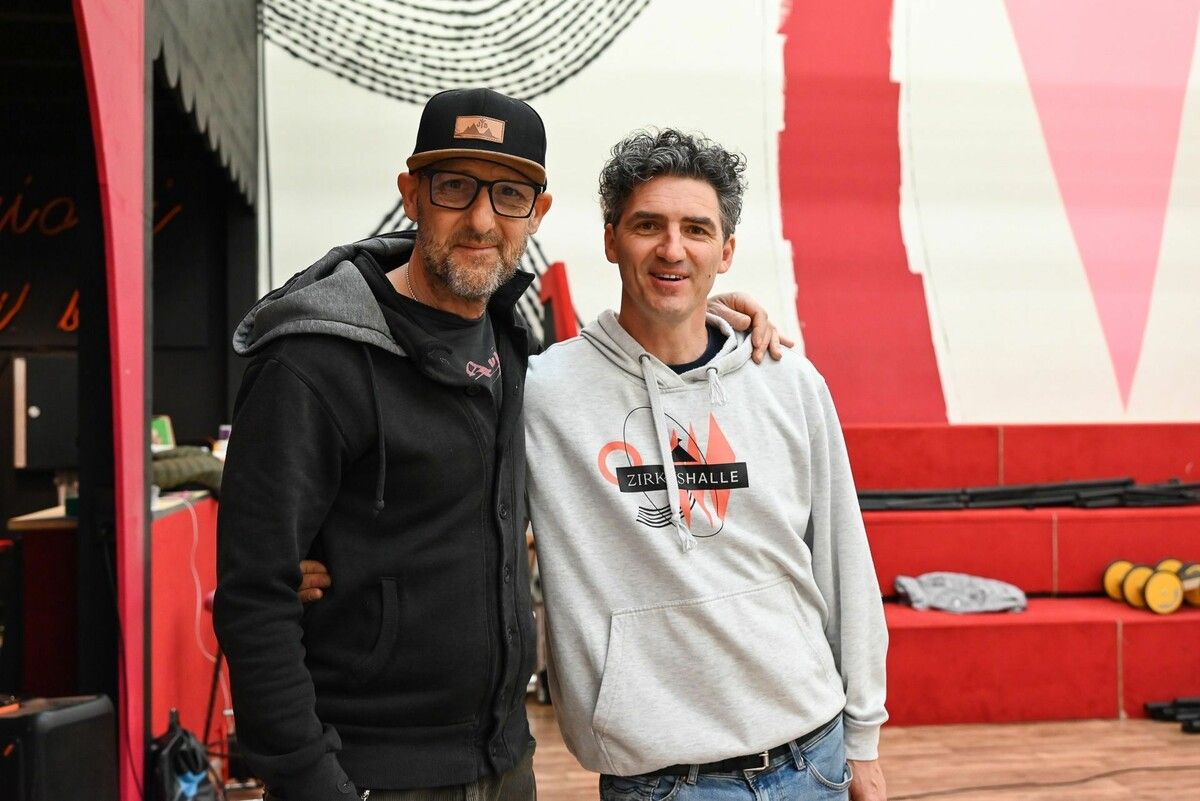 Roman Zöhrer vom Freudenhaus zeigt sich dankbar, dass er mit seinen Veranstaltungen vom zeitgenössischen Zirkus in der Zirkushalle unterkommen darf. Sebastian Gerer stellt dazu gerne die Zirkushalle zur Verfügung.⇒Bernadette von Sontagh (2)