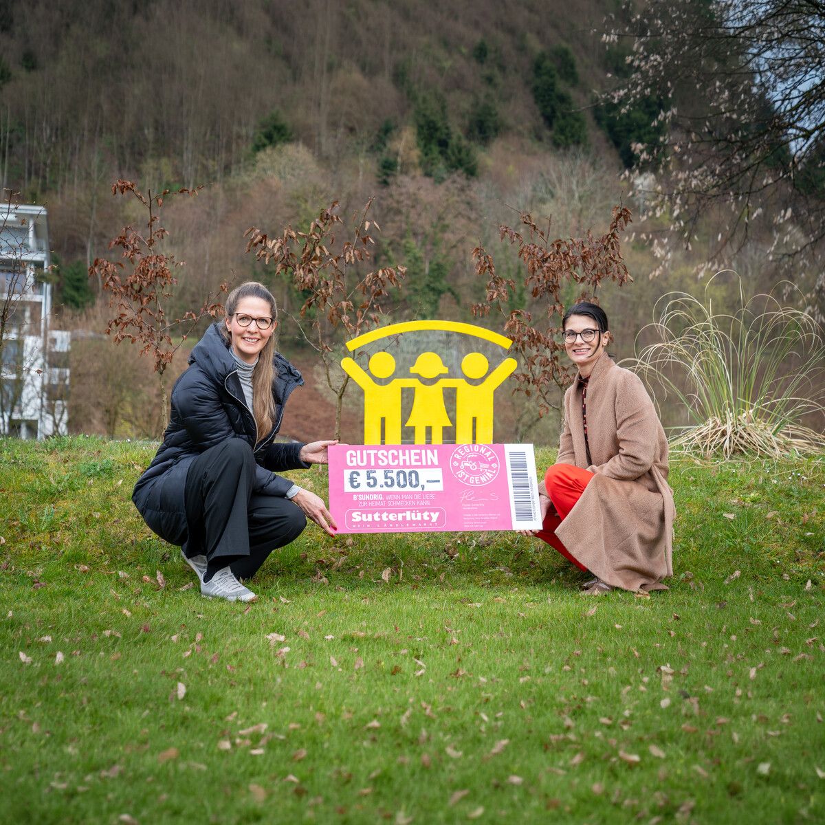 Rund 11.000 Sutterlüty-Kundinnen und -Kunden haben gemeinsam 5500 Euro für das Vorarlberger Kinderdorf gespendet. Möglich wurde diese Unterstützung durch die Spendenaktion rund um die Verabschiedung der Sutterlüty Vorteilskarte. Karin Mäser vom Vorarlberger Kinderdorf (r.) freut sich über die diesjährige Spende, überreicht von Michèle Garre, Fa. Sutterlüty.