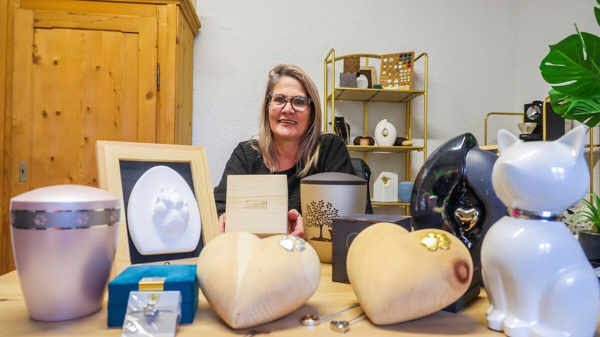 Sandra Assinger mit Produkten, die sie den Eigentümern der verstorbenen Tiere präsentiert.⇒VN/steurer