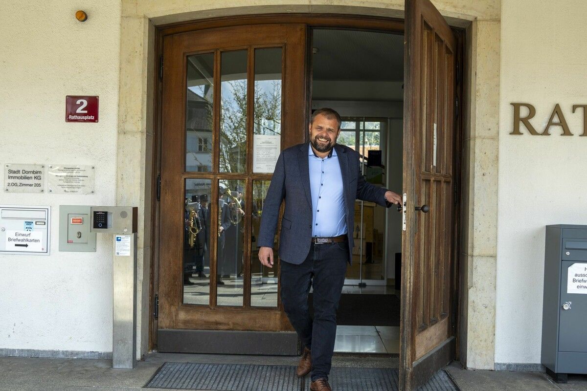 Seit einem Jahr ist das Rathaus der Arbeitsplatz von Markus Fäßler. ⇒VN/Paulitsch