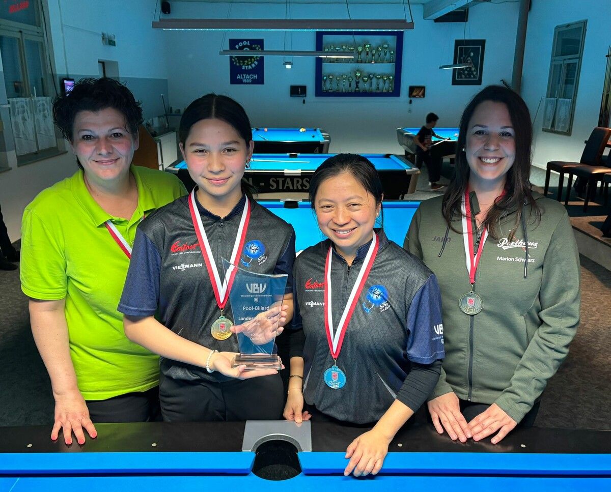 Selina Scherrer (2. v. l.) krönt sich erstmals zur Damen-Landesmeisterin im 10er-Ball.⇒Thomas Knobel (2)