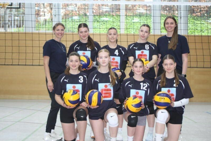 SMS Nüziders mit Trainerin Stefanie Kilga spielt bei der Volleyball-Bundesmeisterschaft in Kärnten.⇒vn/tk (2)