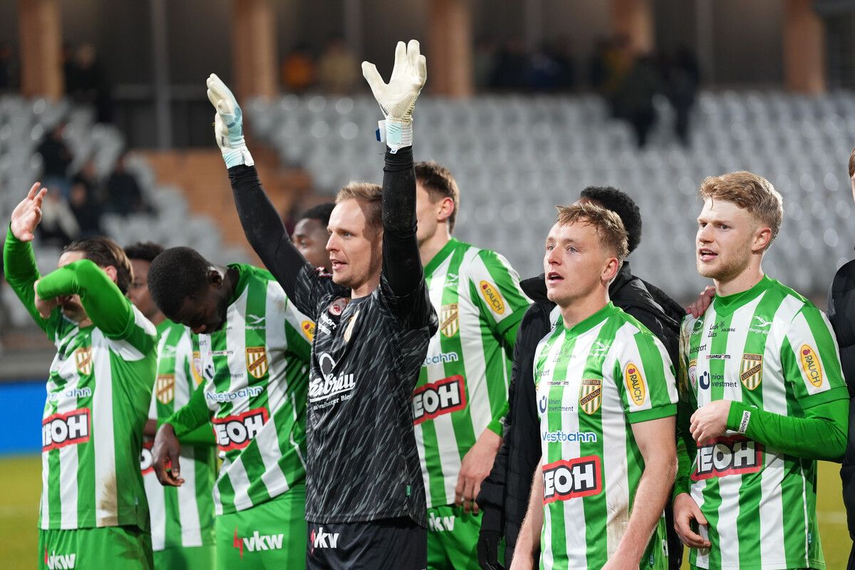 So sieht sich Austrias Tormann Domenik Schierl am liebsten: Mit seiner Mannschaft jubelnd über den Platz ganz oben in der 2. Liga. Dort will der 31-Jährige bis zum Ende der Saison auch bleiben. ⇒gepa