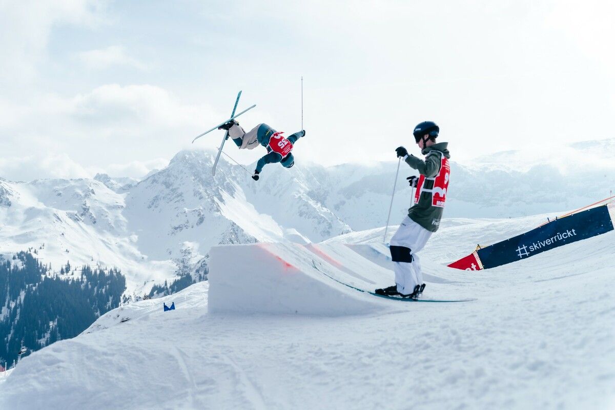 Spektakuläre Sprünge und Duelle: Am Golm messen sich Österreichs beste Buckelpisten-Athletinnen und -Athleten.⇒ Montafon Tourismus GmbH